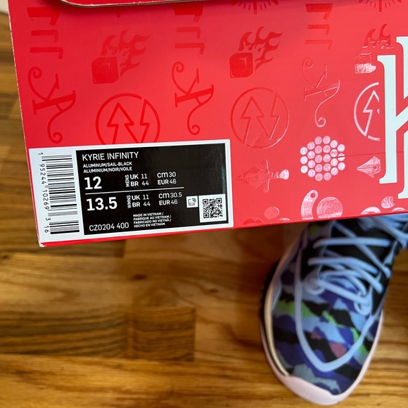 Kyire nike. New/never worn. main image 7